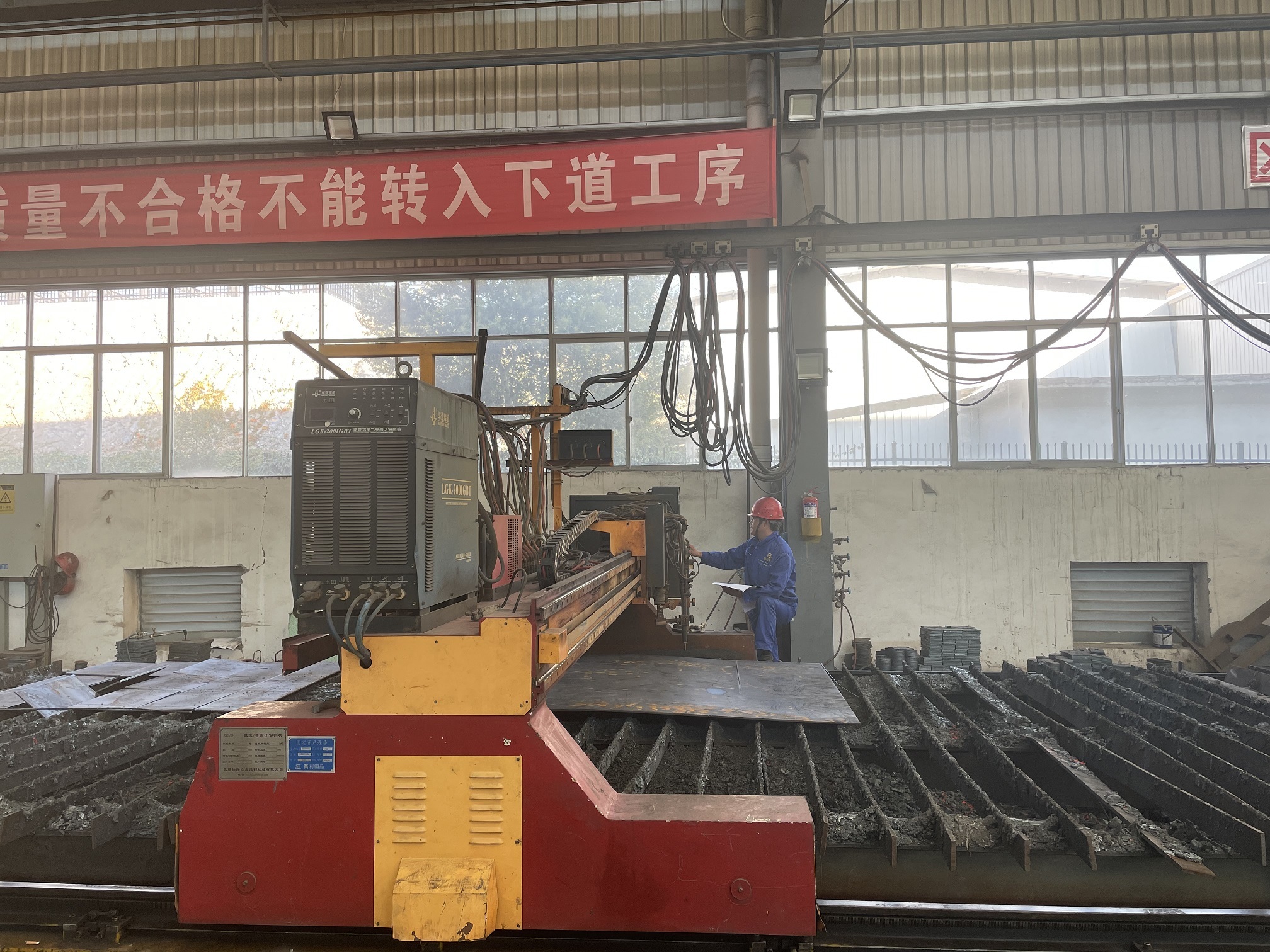 山区公路边坡治理现场：重力式挡墙为何仍是“压舱石”